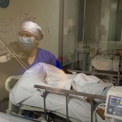Στη Χιλή νοσηλεύτρια παίζει βιολί σε ασθενείς κορωνοϊού