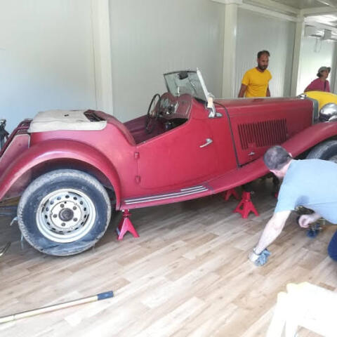 Αυτοκίνητο στο Τατόι 