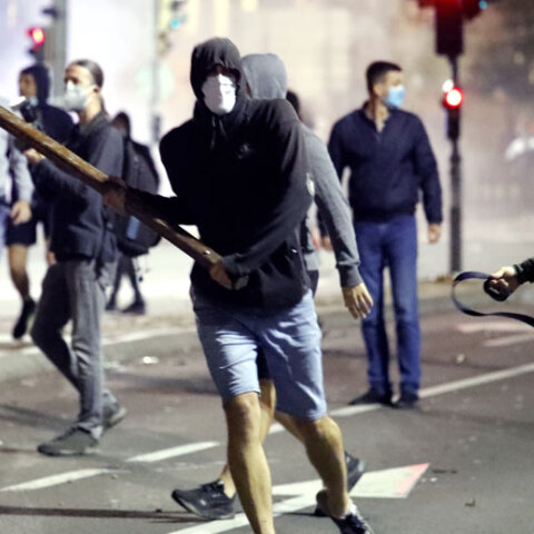 Κορωνοϊός. Διαδηλώσεις στο Βελιγράδι εναντίον των περιοριστικών μέτρων