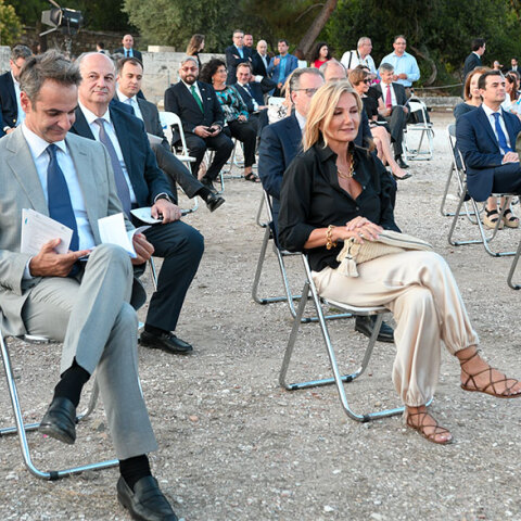 Ο πρωθυπουργός Κυριάκος Μητσοτάκης και η σύζυγός του, Μαρέβα Γκραμπόφσκι, στην εκδήλωση της ελληνικής Προεδρίας στους Στύλους του Ολυμπίου Διός