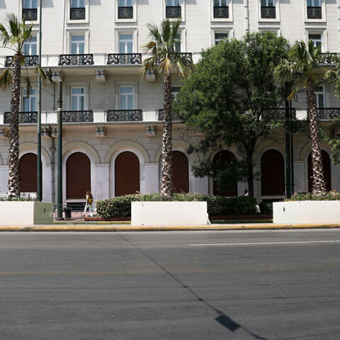 «Μεγάλος Περίπατος της Αθήνας»: Συνεργεία του Δήμου Αθηναίων αφαίρεσαν τα συνθήματα που έγραψαν άγνωστοι στις ζαρντινιέρες με τους φοίνικες στην Πανεπιστημίου