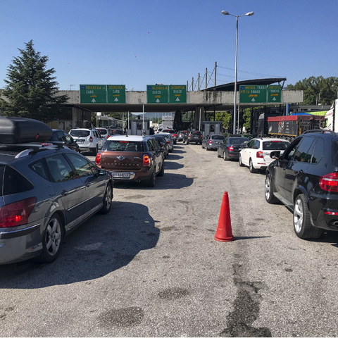 Ουρές χιλιομέτρων στον συνοριακό σταθμό του Προμαχώνα
