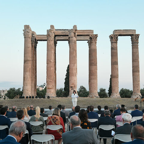 Η Αικατερίνη Σακελλαροπούλου μπροστά στους Στύλους του Ολυμπίου Διός