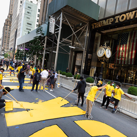 Το σύνθημα «Black Lives Matter» βάφτηκε με γιγανταία γράμματα στο οδόστρωμα της διάσημης 5ης Λεωφόρου της Νέας Υόρκης, μπροστά από τον Πύργο Τραμπ