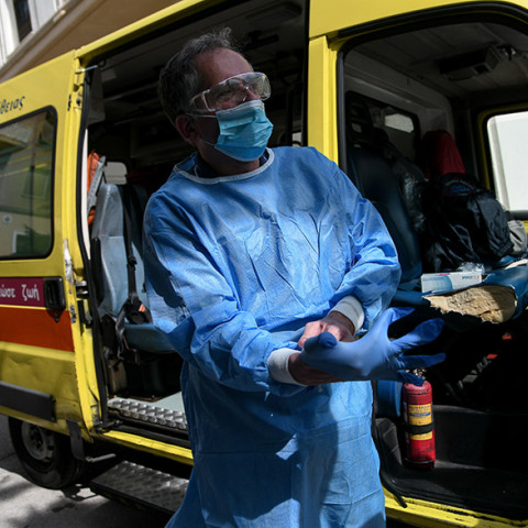 Κορωνοϊός - Ασθενοφόρο του ΕΚΑΒ μεταφέρει ύποπτο κρούσμα κορωνοϊού