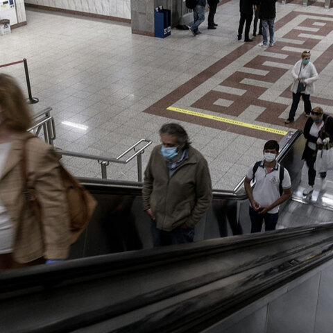 Ο Ηλίας Μόσιαλος εξηγεί τους 3 λόγους για τους οποίους πρέπει να φοράμε μάσκα για τον κορωνοϊό