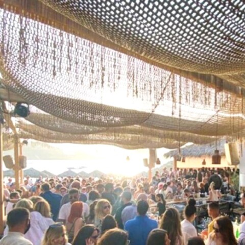 Εικόνες συνωστισμού σε παραλία στη Μύκονο 