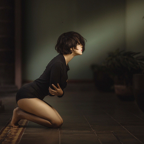 Γυναίκα κρατάει το στομάχι της