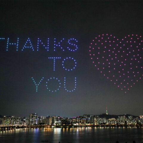 Μηνύματα για τον κορωνοϊό σχημάτισαν εκατοντάδες drones στον νυχτερινό ουρανό της Σεούλ