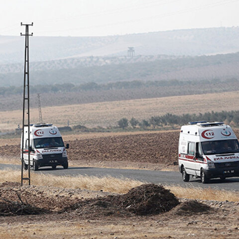 Ασθενοφόρα στην Τουρκία σπεύδουν στο σημείο όπου εξερράγη φορτηγό με εκρηκτικά