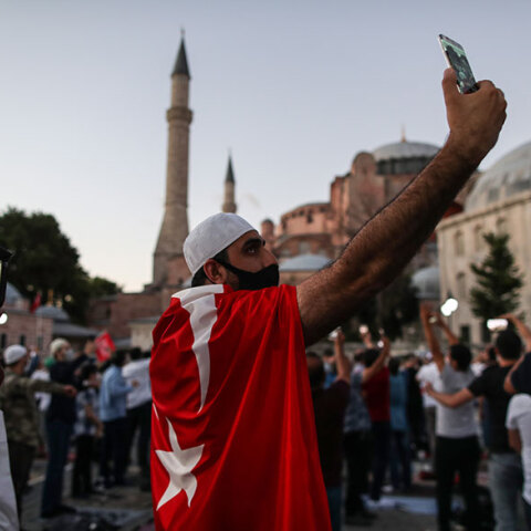 Selfie Τούρκων υποστηρικτών του Ερντογάν με φόντο την Αγία Σοφία που γίνεται τζαμί