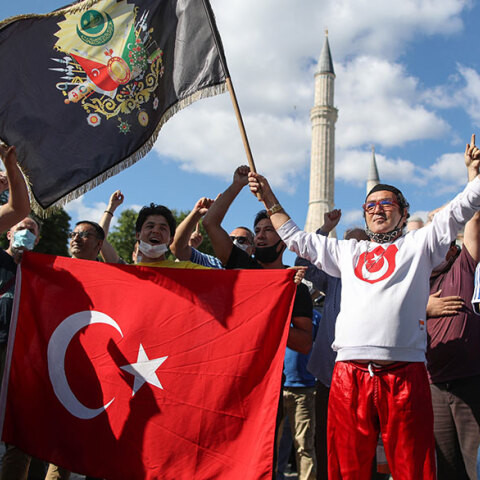 Η Αγία Σοφία παύει να είναι μνημείο: Τούρκοι υποστηρικτές του Ερντογάν πανηγυρίζουν στην Κωνσταντινούπολη