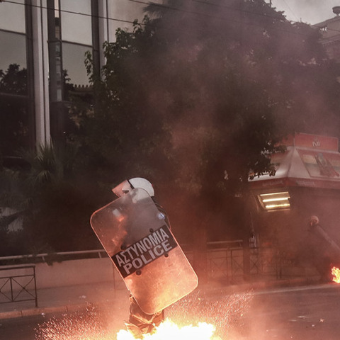 Επεισόδια στο Σύνταγμα κατά τη διάρκεια των συγκεντρώσεων κατά του νομοσχεδίου για τις διαδηλώσεις την Πέμπτη 9 Ιουλιου 2020