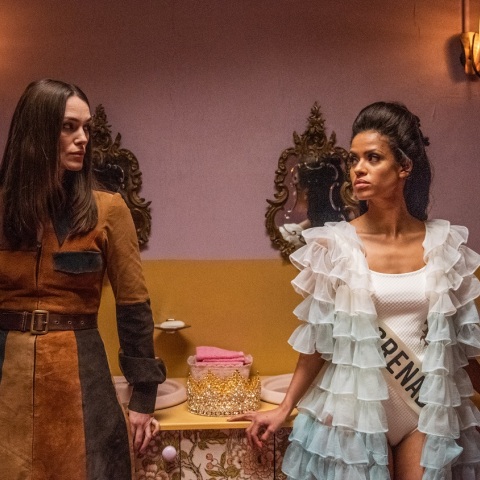 Η Κίρα Νάιτλι και η Γκούγκου Μπάθα-Ρο στην ταινία Μiss Απειθαρχία