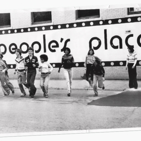  ΤΟ BRAND TOMMY HILFIGER ΔΕΣΜΕΥΕΤΑΙ ΝΑ ΥΠΟΣΤΗΡΙΞΕΙ ΤΙΣ  ΜΕΙΟΝΟΤΗΤΕΣ ΠΟΥ ΔΡΑΣΤΗΡΙΟΠΟΙΟΥΝΤΑΙ ΣΤΟΝ ΚΛΑΔΟ ΤΗΣ ΜΟΔΑΣ  ΚΑΙ ΣΕ ΟΛΑ ΤΑ ΔΗΜΙΟΥΡΓΙΚΑ INDUSTRIES 