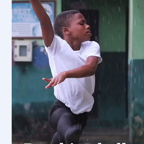 Viral έχει γίνει το βίντεο  στο οποίο ο 11χρονος Anthony Mmesoma Madu από τη Νιγηρία χορεύει μπαλέτο ξυπόλητος στη βροχή