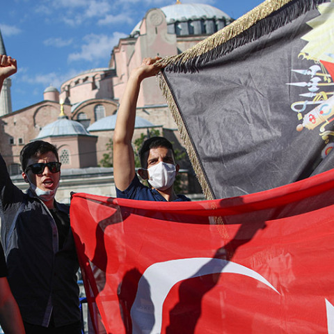 Πανηγυρισμοί  μουσουλμάνων έξω από την Αγία Σοφία, μετά την απόφαση Ερντογάν να μετατραπεί σε τζαμί