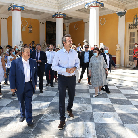 Ο Κυριάκος Μητσοτάκης ξεναγείται στο Μουσείο του Αχιλλείου από τον διευθυντή του Μουσείου Αναστάσιο Διαβάτη κατά την επίσκεψή του στην Κέρκυρα