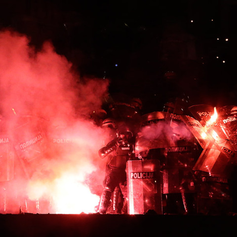 Δεκάδες συλλήψεις στο Βελιγράδι έπειτα από έφοδο εθνικιστών διαδηλωτών στη Βουλή
