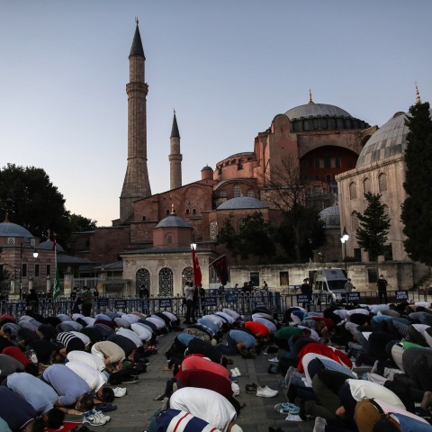Την απόφαση της Τουρκίας να μετατρέψει την Αγία Σοφία σε τζαμί καταδίκασε ο επιχειρηματίας Ανδρέας Μαρτίνος, ο οποίος καλεί σε ενέργειες τους Έλληνες εφοπλιστές
