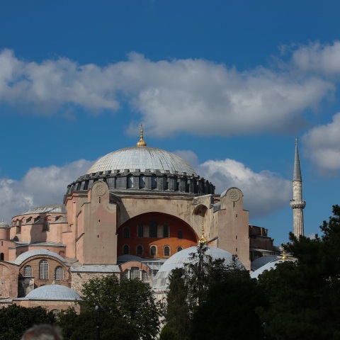 Η απόφαση Ερντογάν για τη μετατροπή της Αγίας Σοφίας σε τζαμί έρχεται σε πλήρη αντίθεση με τους όρους της Συνθήκης της UNESCO, επισημαίνει το Reuters