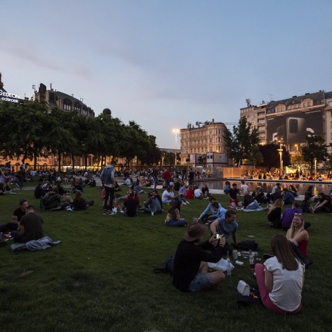 Covid-19: Η Ουγγαρία κλείνει τα σύνορά της από την Τρίτη για το μεγαλύτερο μέρος του πλανήτη, επικαλούμενη την καθολική αύξηση κρουσμάτων 