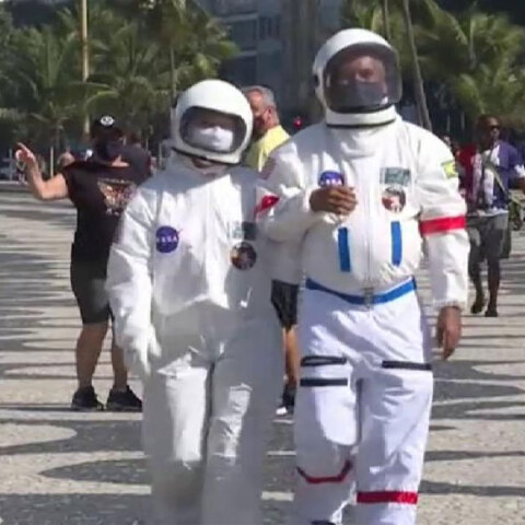 Στο Ρίο ντε Τζανέιρο λόγω κορωνοϊού ένα ζευγάρι πήγε βόλτα στην παραλία ντυμένοι... αστροναύτες
