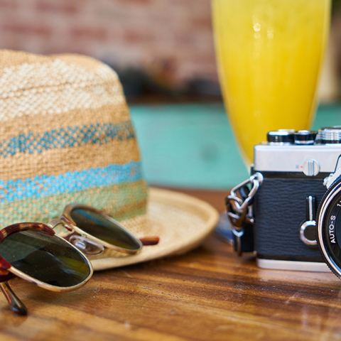 Κάμερα, καπέλο, γυαλιά ηλίου