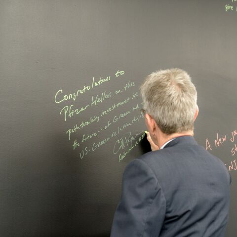 Ο πρέσβης των ΗΠΑ στο Παγκόσμιο Κέντρο Ψηφιακής Τεχνολογίας της Pfizer 