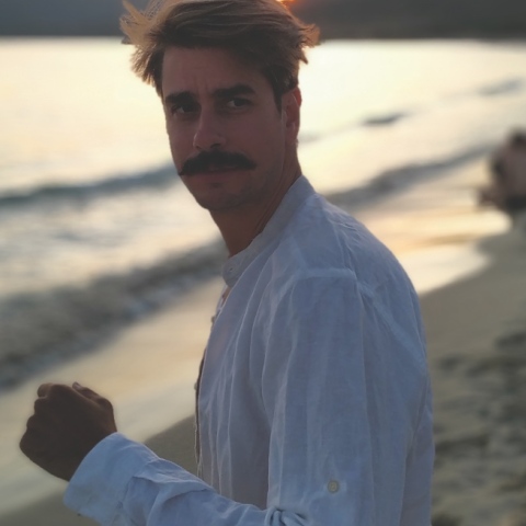 Ο Θοδωρής Φραντζέσκος από τη σειρά «Το Κόκκινο Ποτάμι» γράφει για τα Κουφονήσια