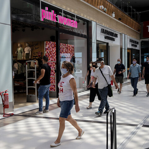 Οι λοιμωξιολόγοι δεν εισηγήθηκαν στην κυβέρνηση την υποχρεωτική χρήση μάσκας σε όλους τους κλειστούς χώρους