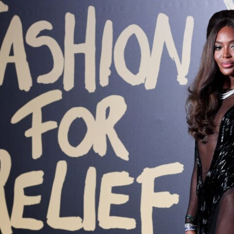 Ναόμι Κάμπελ: Γυμνή μόνο με καπέλο και γάντια στο Instagram