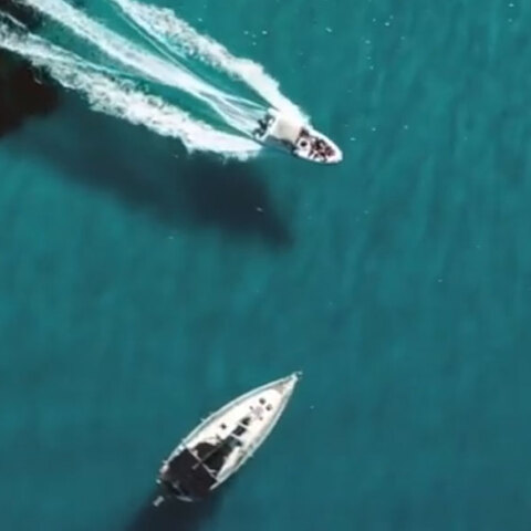 Το εκπληκτικό βίντεο με το οποίο ο Χριστόφορος Παπακαλιάτης μάς δείχνει πώς περνά στους μαγευτικούς Παξούς