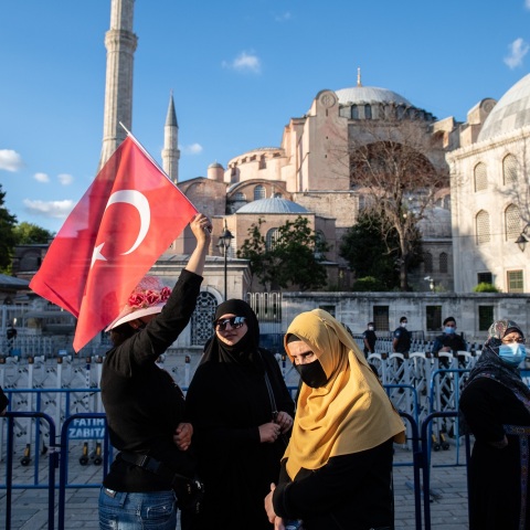 Ισλαμιστές έξω από την Αγία Σοφία στην Κωνσταντινούπολη 