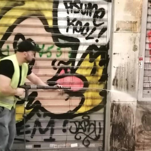 Δήμος Αθηναίων - Οδός Αθηνάς: Καθαρισμός από γκράφιτι και μπογιές