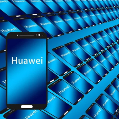 Η Κίνα απαντά στον αποκλεισμό της Huawei από το βρετανικό 5G