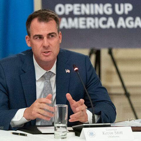 Ο κυβερνήτης της Οκλαχόμα Κέβιν Στιτ είναι θετικός στον κορωνοϊό