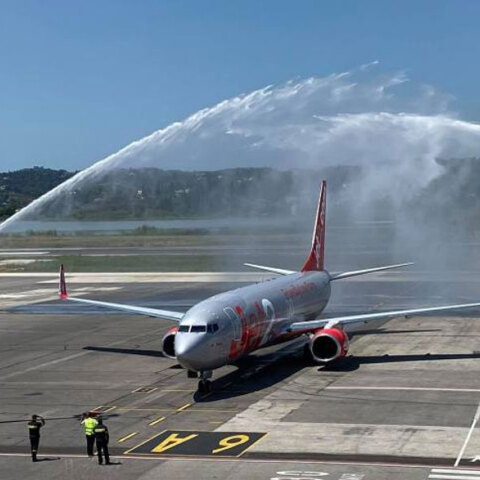 Αψίδες νερού στο αεροδρόμιο της Κέρκυρας για την πρώτη πτήση με τουρίστες από τη Μεγάλη Βρετανία