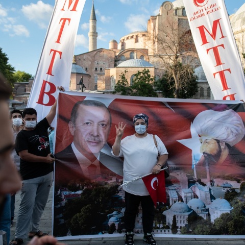 Ισλαμιστές υποστηρικτές του Ερντογάν έξω από την Αγία Σοφία στην Κωνσταντινούπολη 