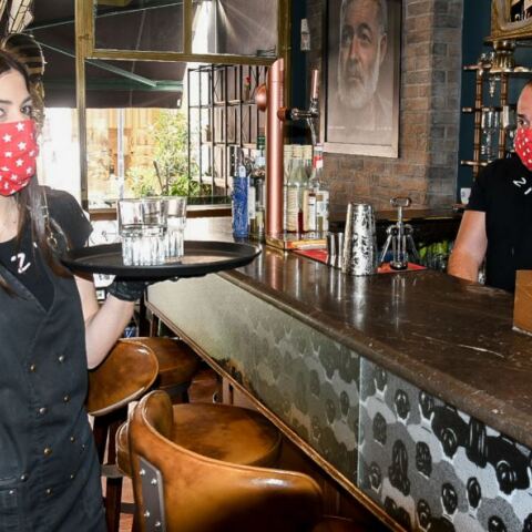 Εργαζόμενοι στην εστίαση με μάσκα