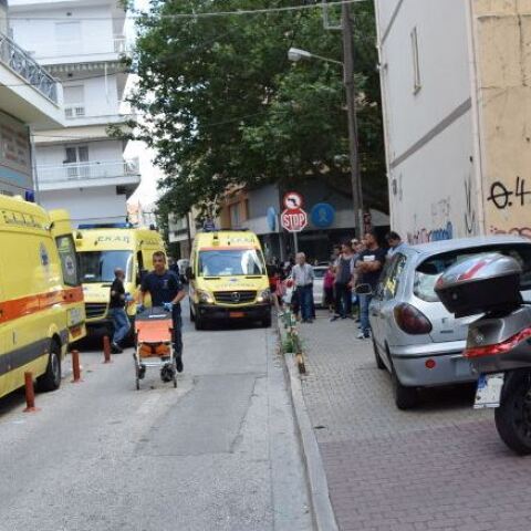 Επίθεση με τσεκούρι σε εφορία στην Κοζάνη