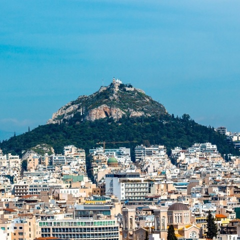 Πολυκατοικίες στην Αθήνα με φόντο τον Λυκαβηττό