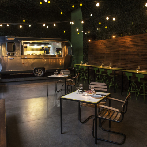 Το 48 Urban Garden σας καλωσορίζει και πάλι στον κήπο του για απολαυστικά after office cocktails και αγαπημένες βραδιές με επιλογές από το εκλεκτό του μενού.