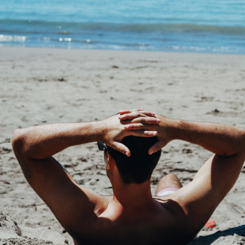 Ένας άντρας δοκιμάζει καλλιτεχνικό self-tanning