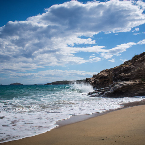Κύματα στην παραλία Κυπρί στην Άνδρο 