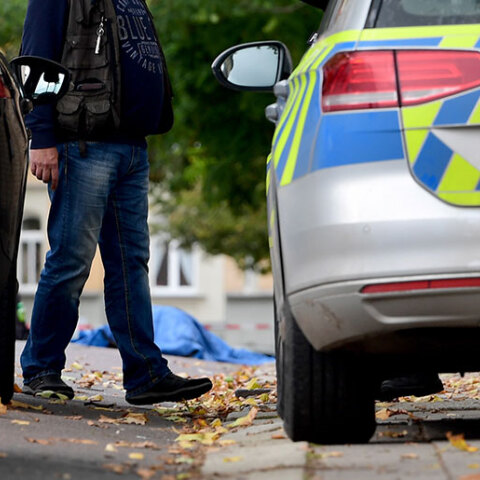 Αστυνομικοί πέρασαν χειροπέδες στον «Ράμπο του Μέλανα Δρυμού»