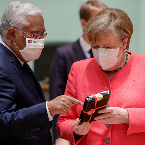 Σύνοδος Κορυφής ΕΕ: Η Άνγκελα Μέρκελ δέχεται δώρο για τα γενέθλιά της από τον πρωθυπουργό της Πορτογαλίας Αντόνιο Κόστα