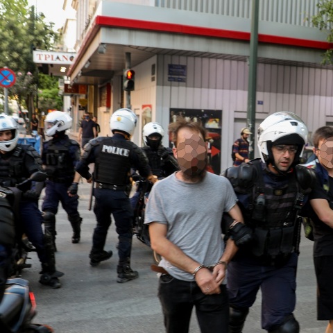 Eλεύθεροι με την επιβολή περιοριστικών όρων αφέθηκαν μετά τις απολογίες τους στον ανακριτή οι τρεις συλληφθέντες μετά τα επεισόδια στην ΑΣΟΕΕ