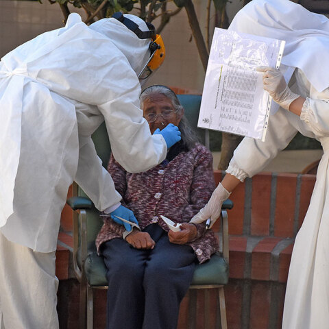 Νέο ρεκόρ ημερήσιων κρουσμάτων κορωνοϊού στον πλανήτη: 237.734 νέοι φορείς