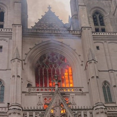 Μάχη με τις φλόγες στη Γαλλία, πυρκαγιά ξέσπασε νωρίς το πρωί στο εσωτερικό του καθεδρικού ναού της Νάντης